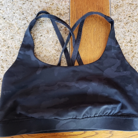 SOLD - LULULEMON Energy Strappy Sports Bra Incognito Black Camo ** Size 6 ** - Picture 3 of 5